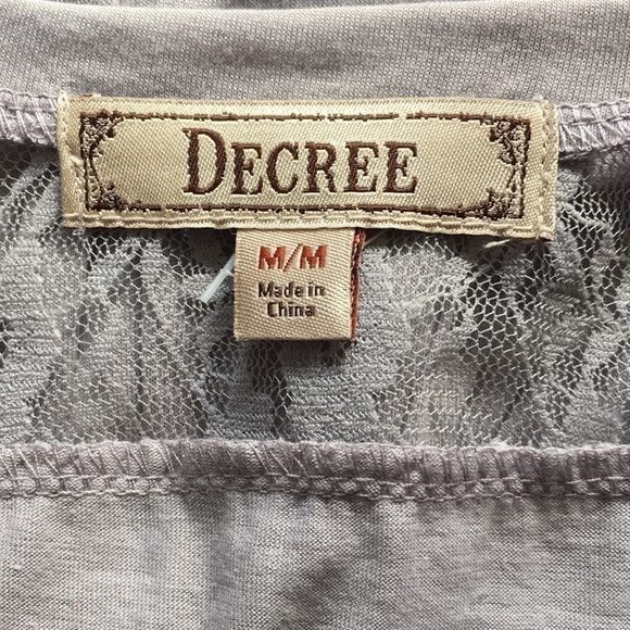 DECREE Gray Lace Floral Top Size Medium - Picture 6 of 7